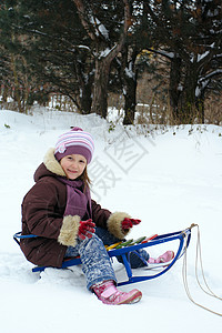 小女孩在玩滑雪图片