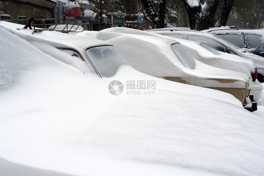 被雪覆盖的车辆图片