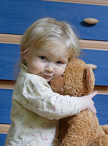 小女孩拥抱可爱的玩具图片