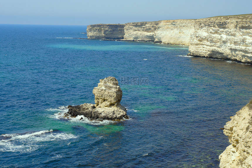 岩石悬崖和美丽的蓝海图片