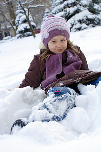冬季散步微笑的女孩躺在雪上图片