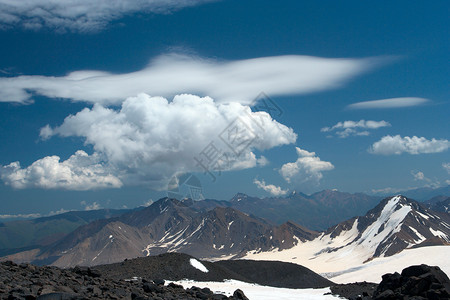 冰和高山天空蓝云图片