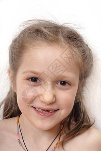 换牙期的小女孩有趣肖像背景