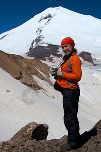 女孩登山者装扮和峰蓝天在背景高清图片