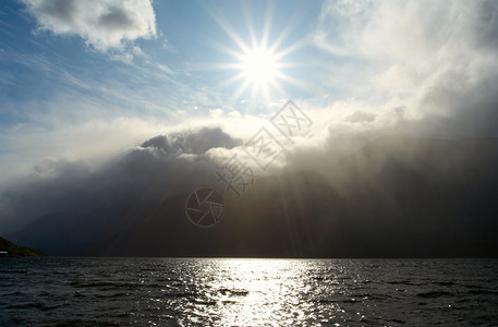 明亮的太阳光束照耀着诺维吉亚峡湾的水面图片