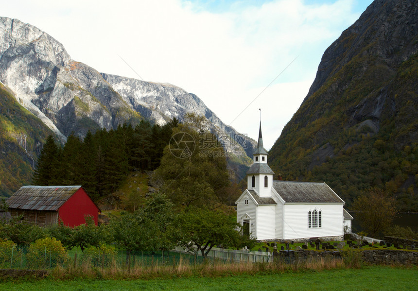 传统挪威木教堂背景有蓝云天空图片