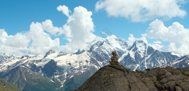 石头和山峰的金字塔蓝云天空背景图片