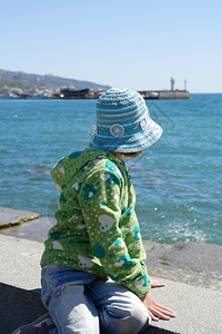 女孩坐在海边看着图片