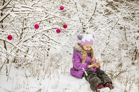 小女孩在寒冬雪天散步图片