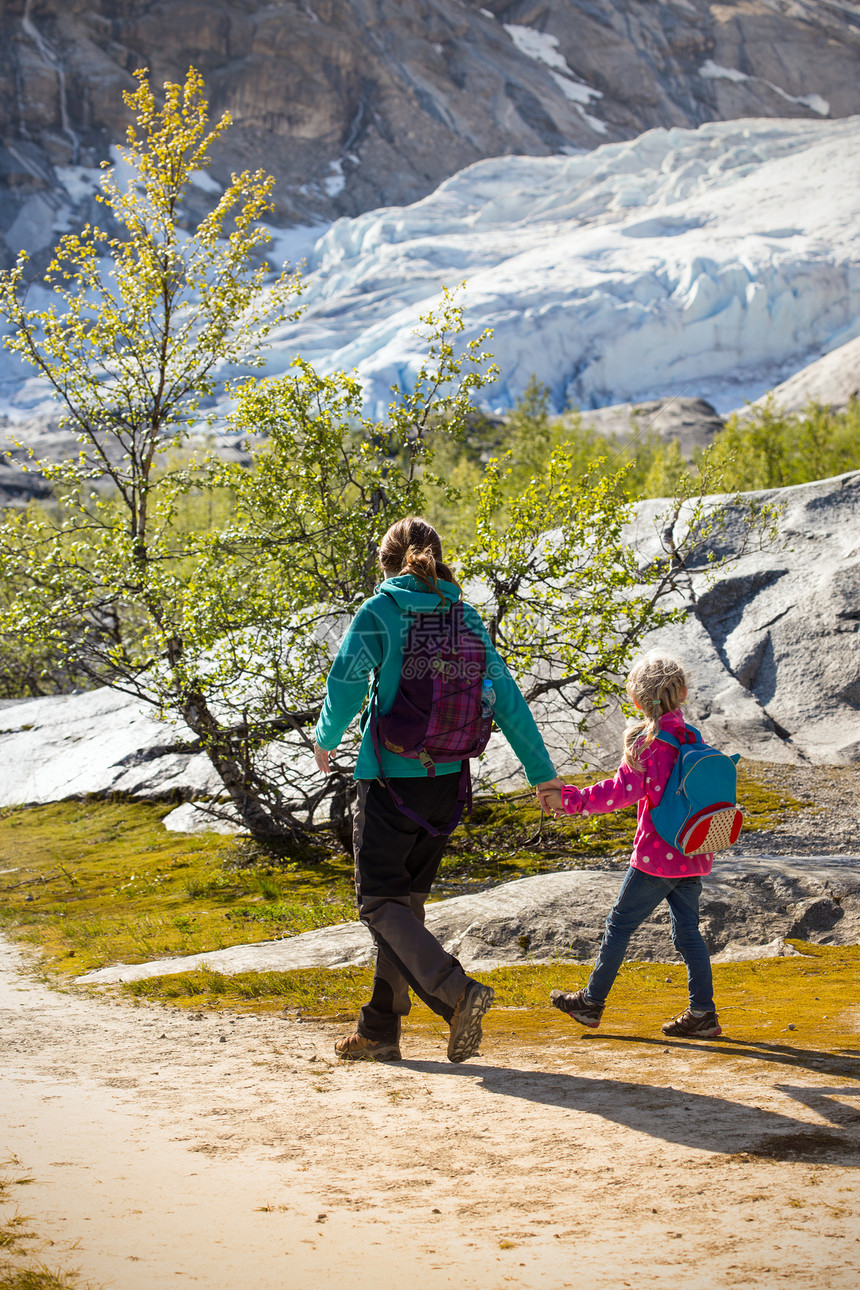 母亲和女儿在攀登雪山图片