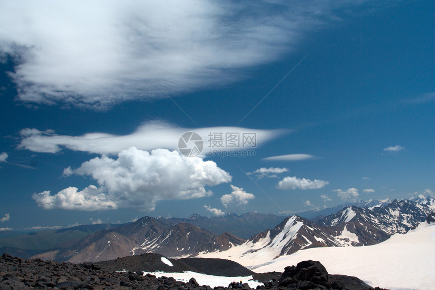 冰和高山天空蓝云图片