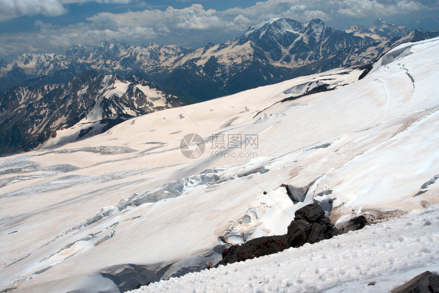 冰和高山天空蓝云图片