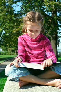 女孩坐在石板上看书图片