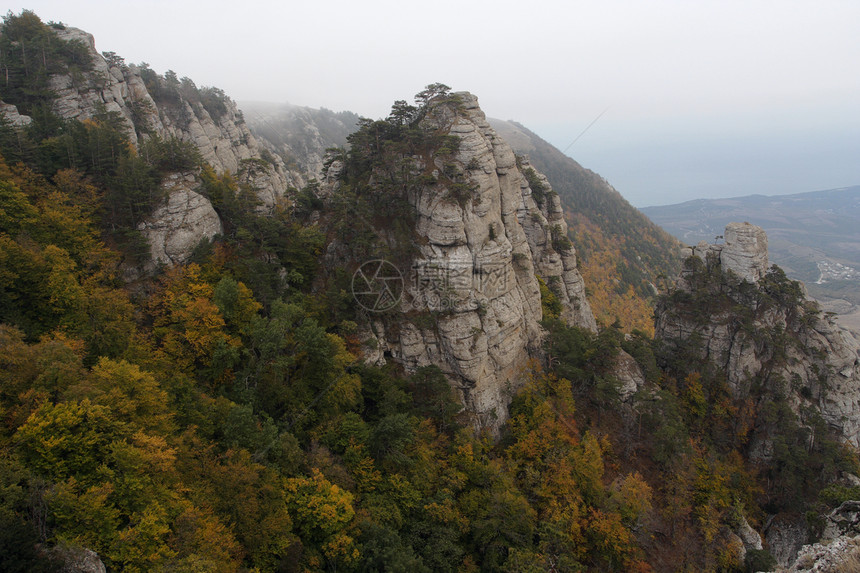 秋天的山上德默吉图片