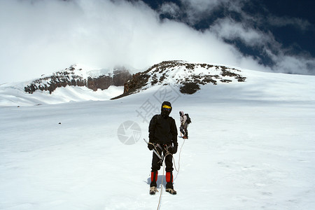 登山者在雪地上顶图片