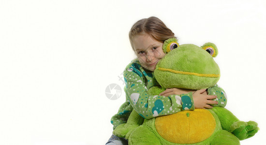 抱着青蛙玩偶的女孩图片