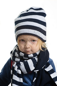 身着冬帽和围巾的小女孩图片