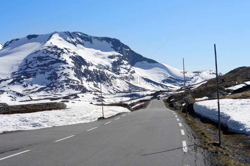 在挪威山的道路上图片