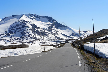 在挪威山的道路上图片