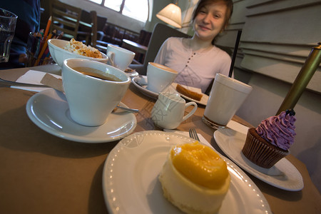 女孩坐在咖啡厅的桌子上蛋糕芝士咖啡图片