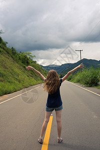 巴西路上的女孩背景图片
