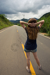 巴西路上的女孩图片