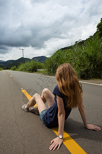 巴西路上的女孩背景图片