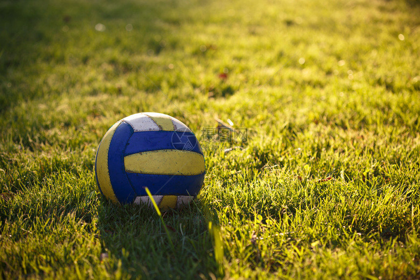 日落时在草地上打旧足球图片
