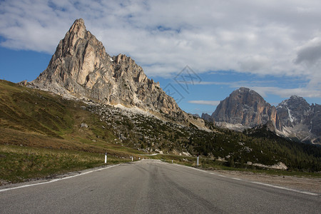 阿尔卑斯山帕索吉奥意大利山公路背景图片