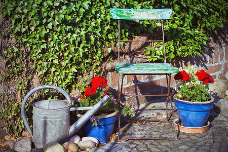 花园装饰椅子陶花和水罐图片