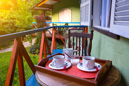 早餐两杯咖啡在热带雨林的房子背景上图片