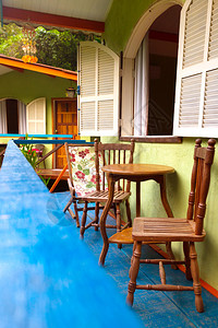 巴西传统的房子台地上的桌椅巴西图片