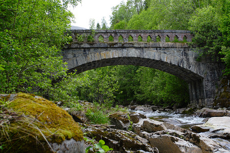 以静的河流和由石头组成的旧拱桥为主图片
