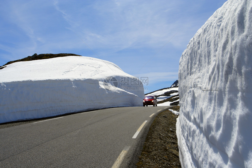在山高处的冬季公路上汽车图片