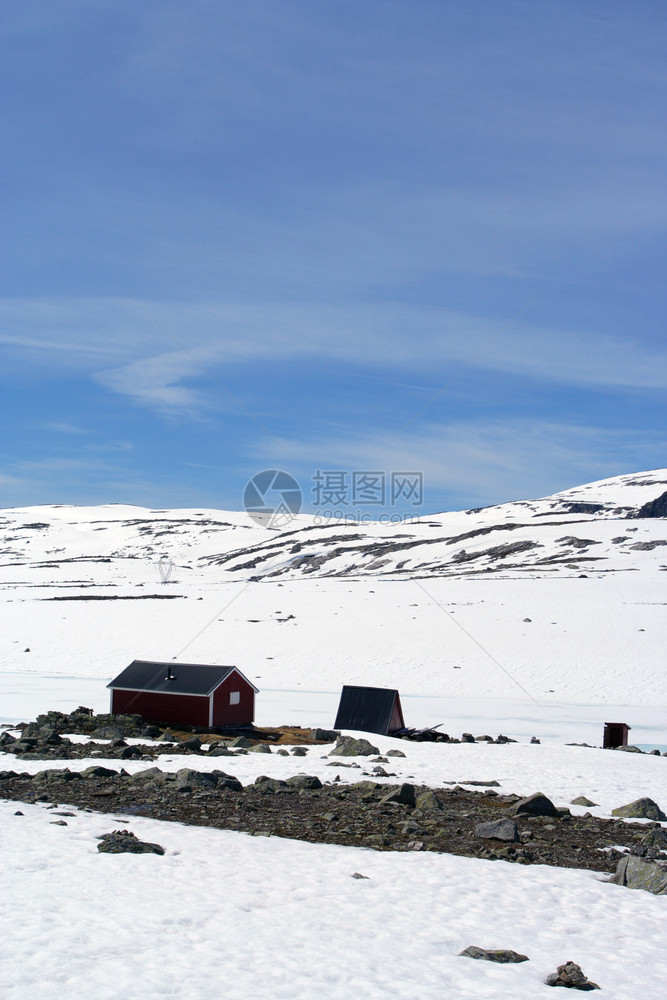 位于挪威山丘的房子里蓝天在幕后图片