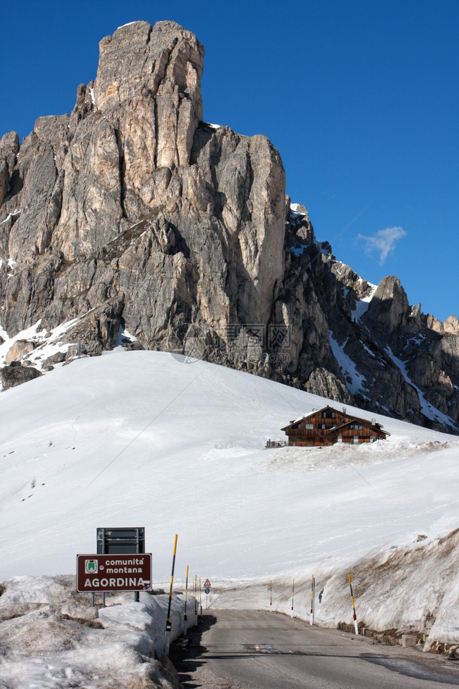 意大利山脉冬天的帕索焦阿尔卑斯山图片