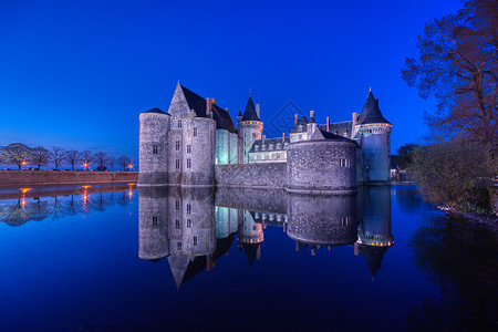 奥洛契庄园2019年著名的中世纪城堡在夜里洛瓦尔河谷弗朗茨古堡从14世纪末开始也是中世纪堡垒的典型例子蓝色时段背景