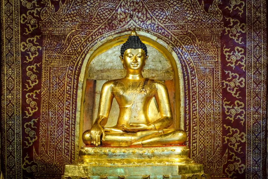 泰国清迈瓦夫拉辛格寺的金佛像泰国清迈华佛寺佛像图片