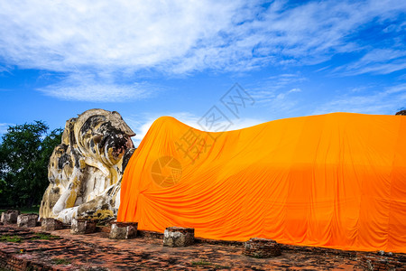 洛卡亚苏塔拉姆卧佛雕像在watlokayasutharam寺庙大城府泰国卧佛泰国大城府罗卡雅苏塔兰寺背景