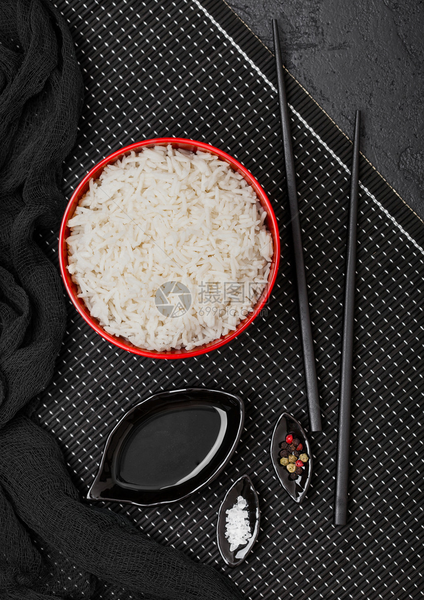 米饭和餐具的特写镜头图片