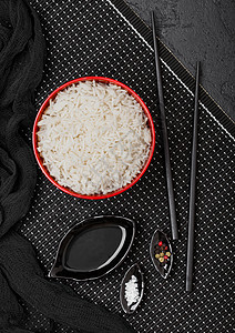 米饭和餐具的特写镜头图片