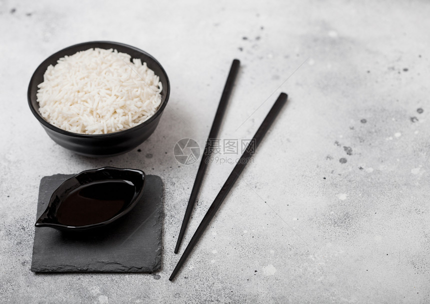 米饭和餐具的特写镜头图片