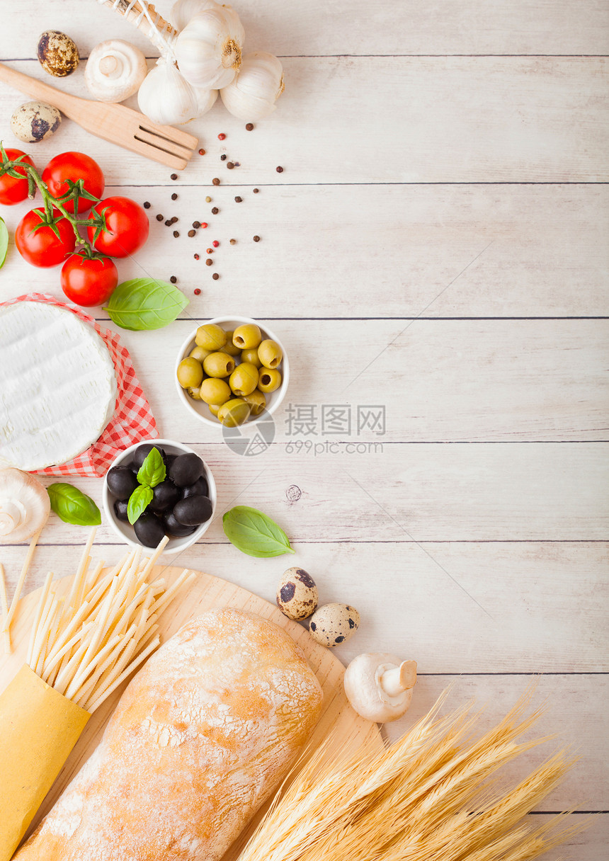 番茄酱和木本底奶酪意大利乡村经典食品大蒜冠尼翁黑橄榄和绿面包小麦图片