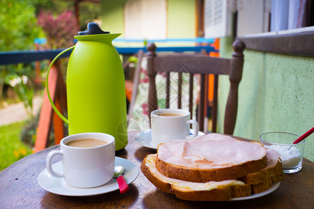 在热带森林小房子的露台吃早餐图片