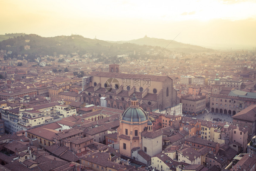 意大利博洛尼亚历史中心的顶端视图图片
