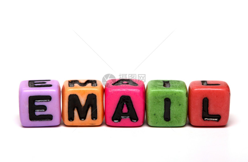 电子邮件单词由带有字母的多色子玩具立方体生成图片