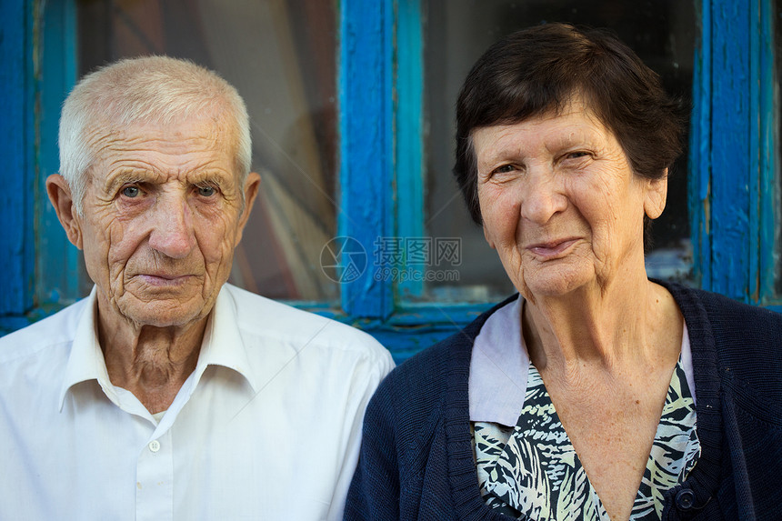 坐在农村住房前面的老年夫妇图片