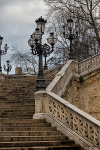 意大利城市的楼梯和灯笼在香肠图片