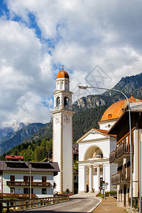 教堂塔楼和意大利城镇auronzdicaore街的教堂塔楼和街道图片