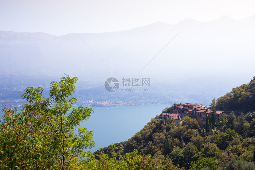 绿色的山丘和加贾德湖的房屋Italy图片
